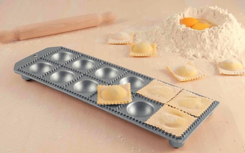 with Non-Stick-Coated Metal Cutting Tray O’Creme Ravioli Maker for 12 Circles Each 2 Inch
