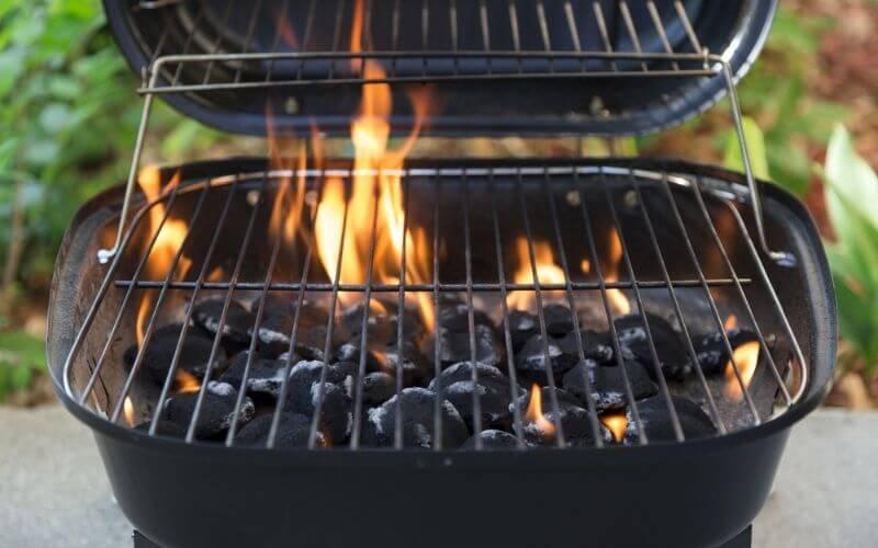How to Put Out Charcoal Grill: Wrap It Up with No Fuss!