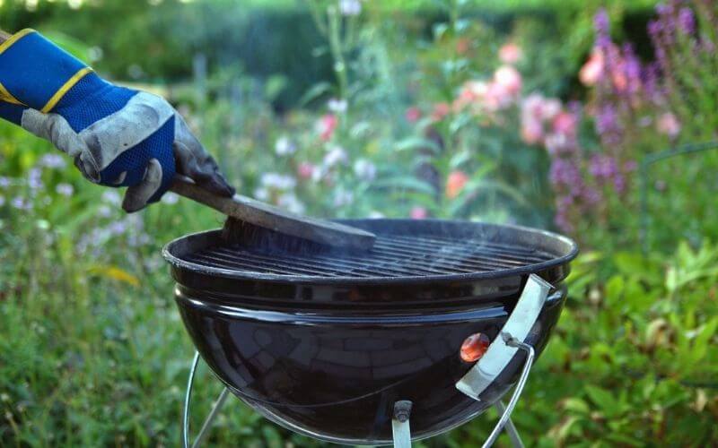 Clean Rusty Grill Grates the Easy Way - by Budget101