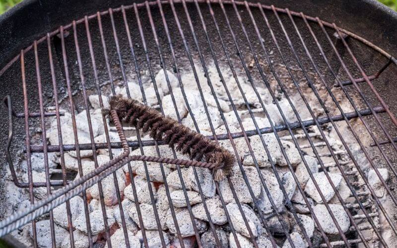 how to clean rusty grill grates