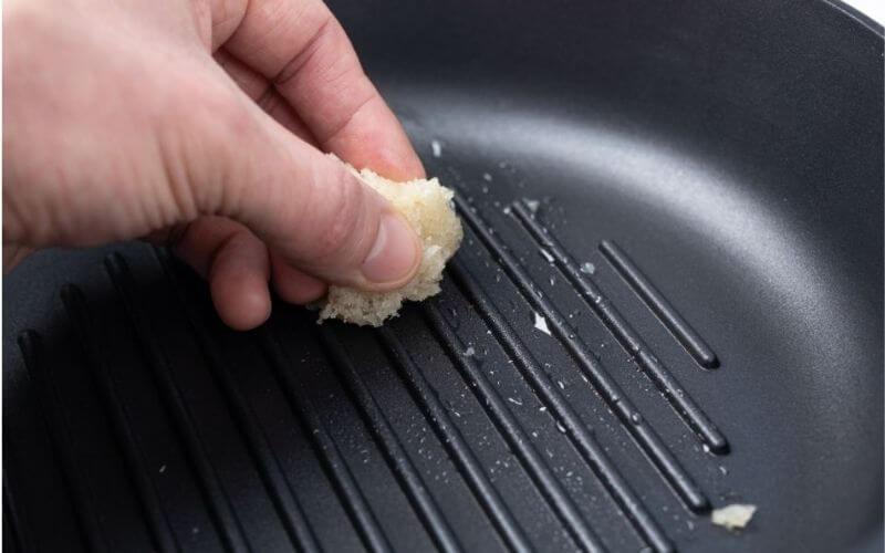 How to clean a nonstick grill pan