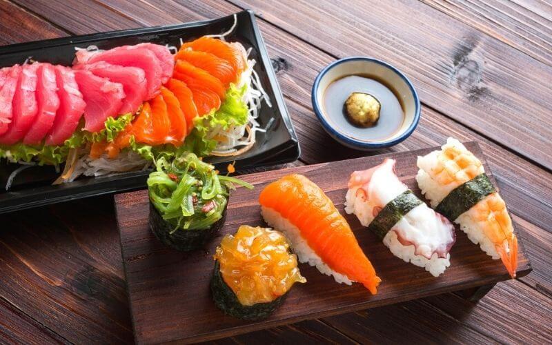 difference between sushi and sashimi