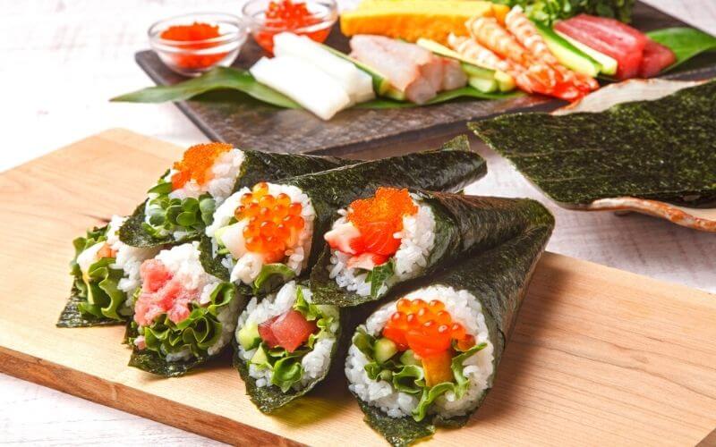 Roll vs Hand Roll Sushi: What’s the Difference? 3 regular roll vs hand roll