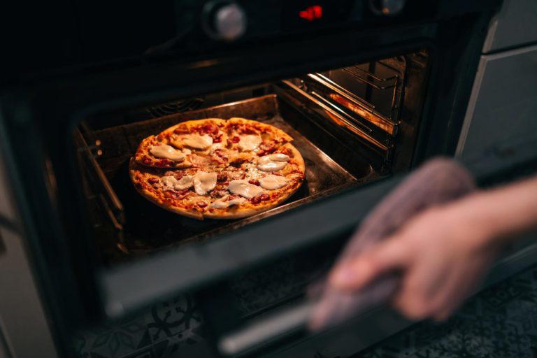How long to reheat pizza in oven