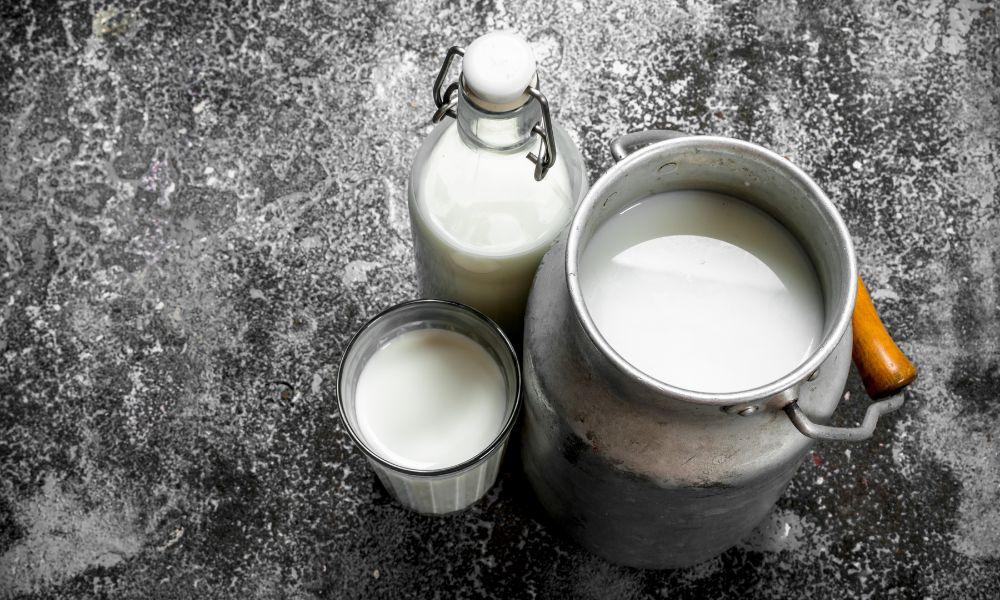 Ultimate Guide on Fresh Cow Milk Shelf Life | How Long Does it Last?