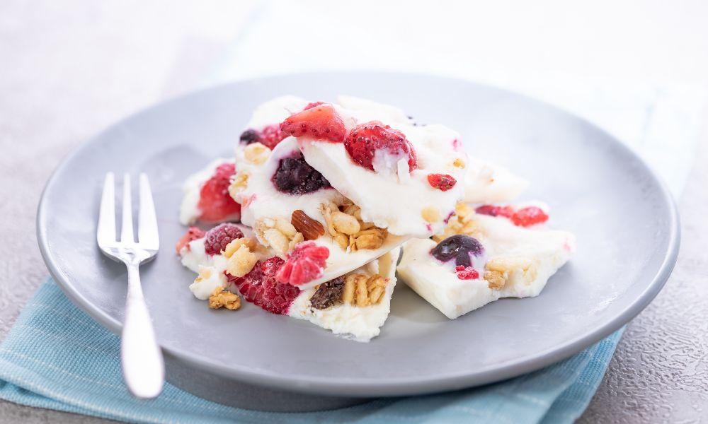 Easy Summer Snack:Frozen Yogurt Bark with Berries 3