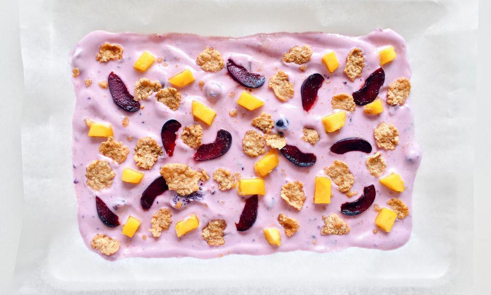 Easy Summer Snack:Frozen Yogurt Bark with Berries 4