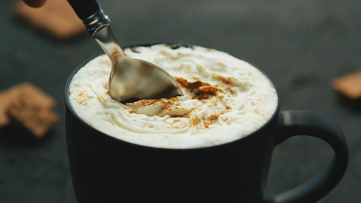 Maximizing Weight Loss with Heavy Cream in Coffee: Keto-Friendly Strategies