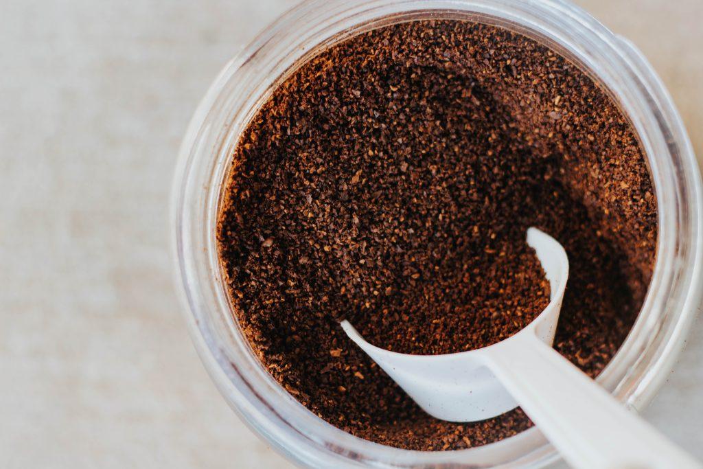 can too much coffee grounds hurt plants
